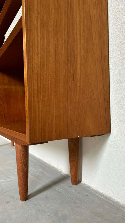 
                  
                    Hundevad boekenkast teak XL - LOUI.STORE
                  
                