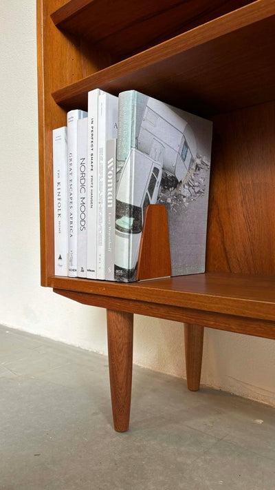 
                  
                    Hundevad boekenkast teak XL - LOUI.STORE
                  
                