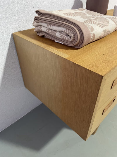 
                  
                    Hundevad dubbele ladekast - LOUI.STORE
                  
                