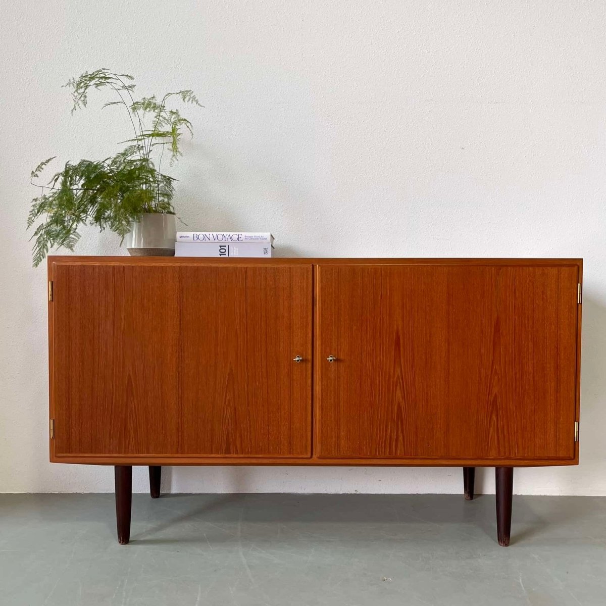 
                  
                    Hundevad sideboard teak - LOUI.STORE
                  
                