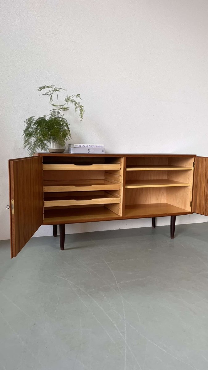 
                  
                    Hundevad sideboard teak - LOUI.STORE
                  
                