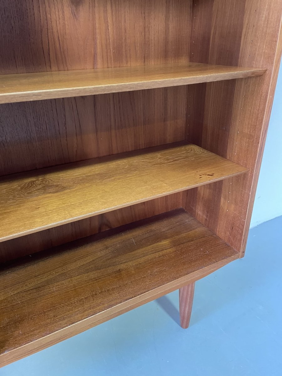 
                  
                    Hundevad teak boekenkast - LOUI.STORE
                  
                