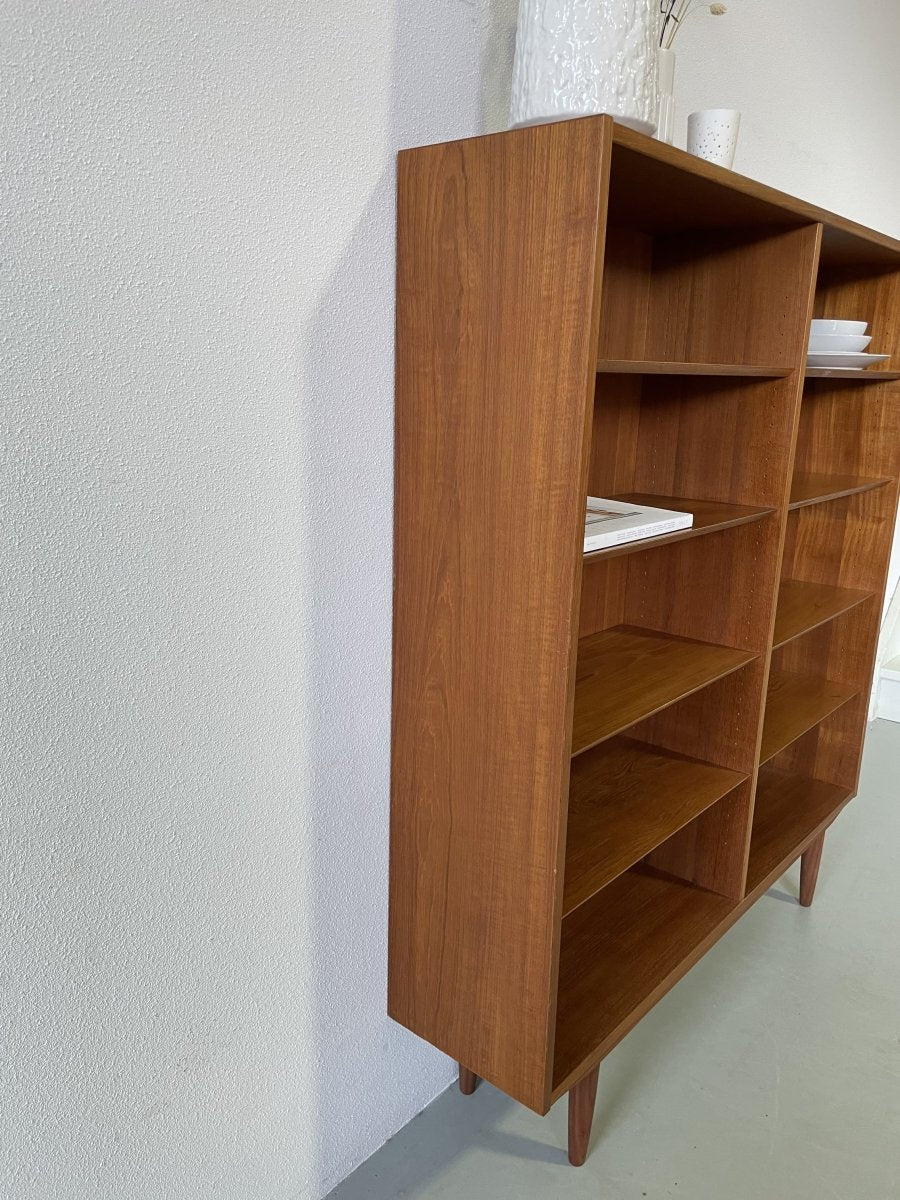 
                  
                    Hundevad teak boekenkast - LOUI.STORE
                  
                