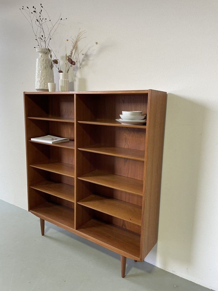 
                  
                    Hundevad teak boekenkast - LOUI.STORE
                  
                