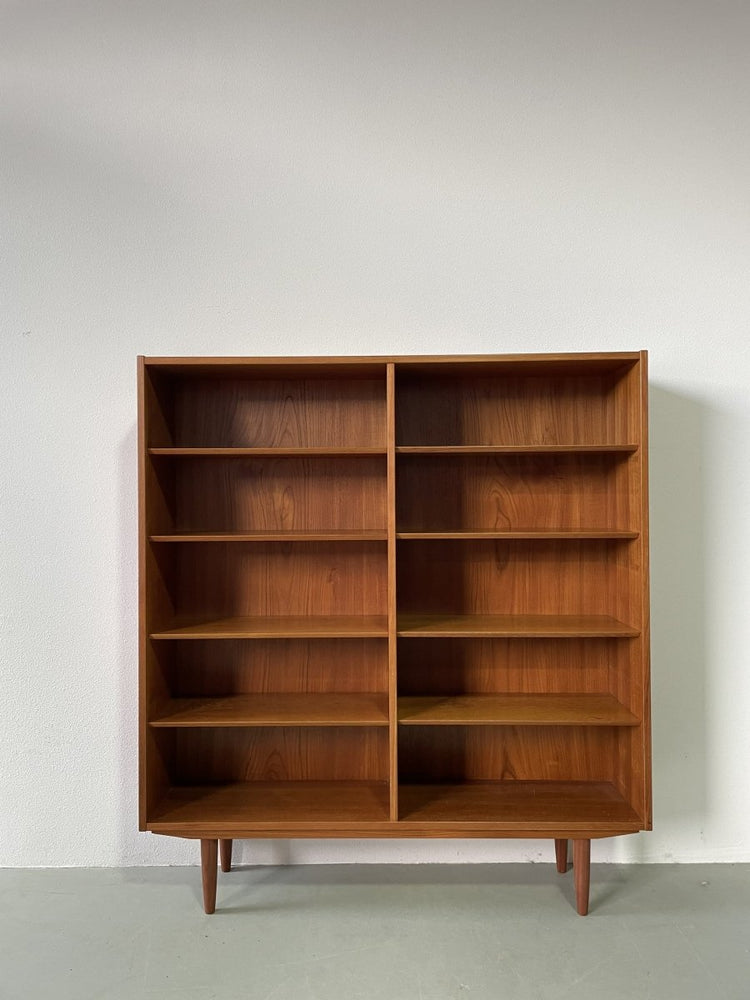 
                  
                    Hundevad teak boekenkast - LOUI.STORE
                  
                