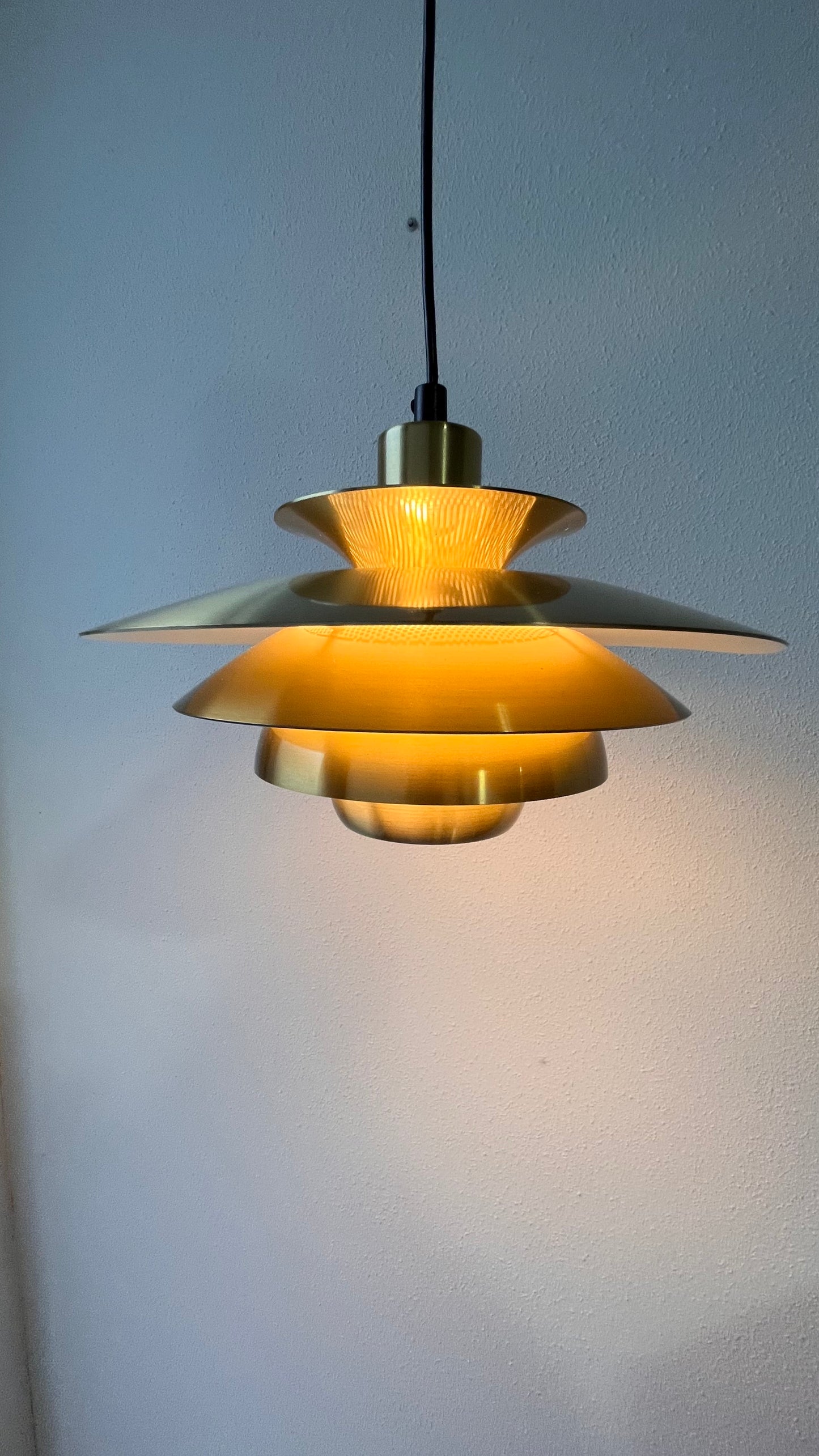 
                  
                    Verona messing lamp
                  
                