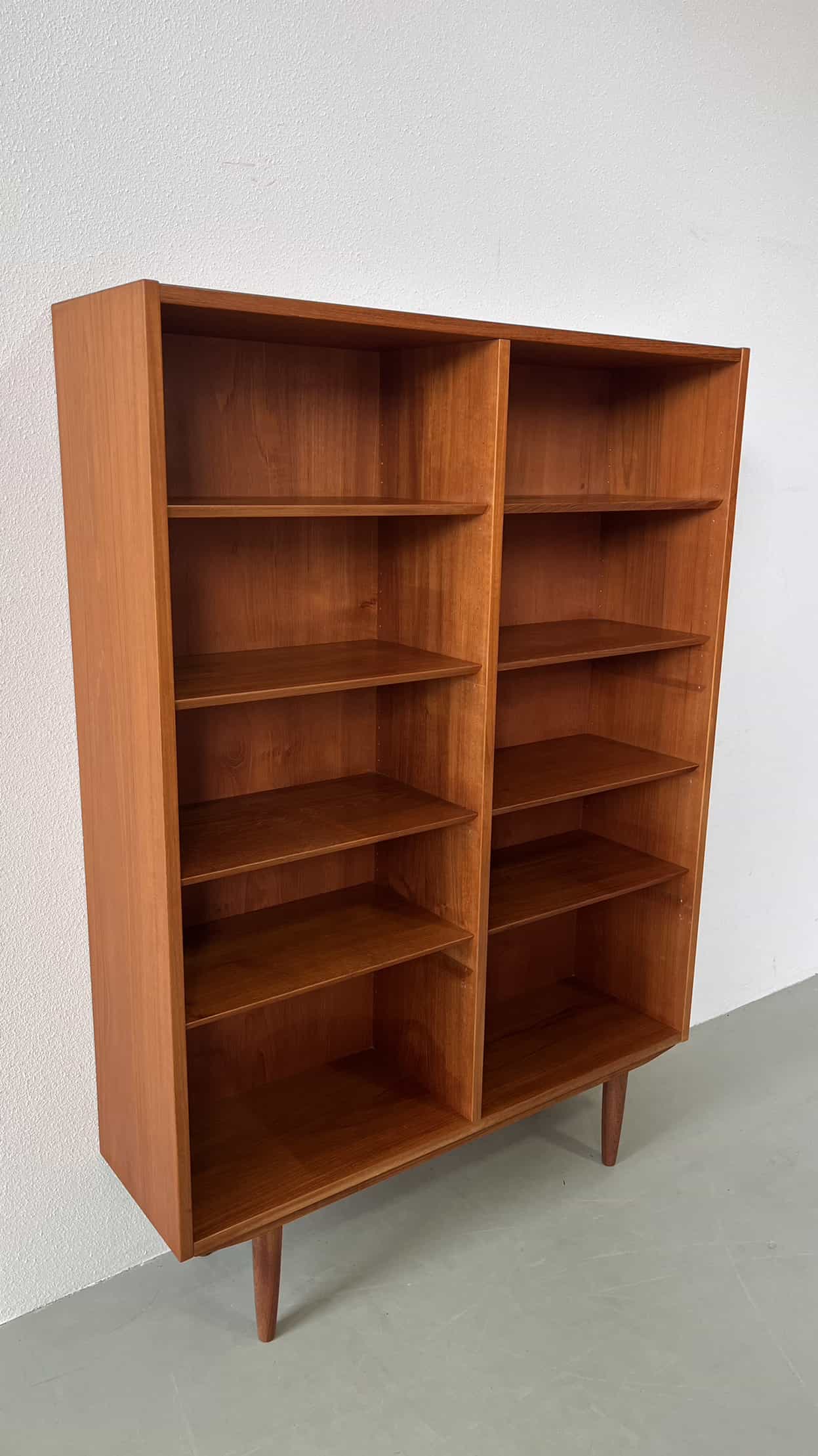 
                  
                    Poul Hundevad kast
                  
                