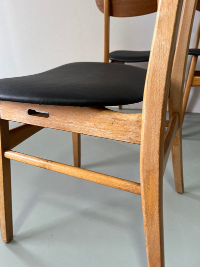 
                  
                    Vintage stoelen skai
                  
                