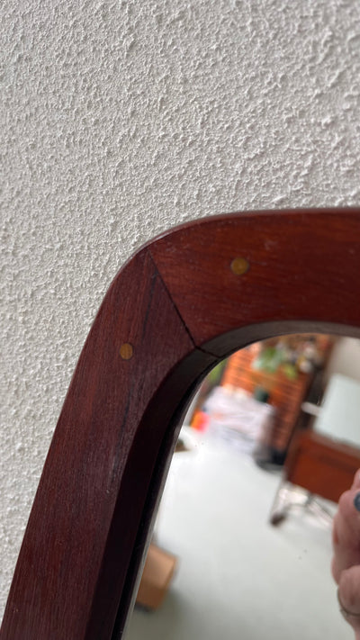 
                  
                    Teak spiegel messing details
                  
                