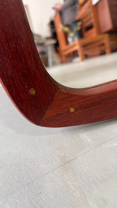 
                  
                    Teak spiegel messing details
                  
                