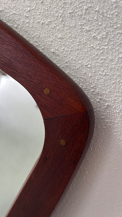 
                  
                    Teak spiegel messing details
                  
                