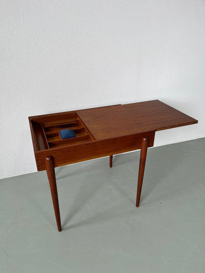 
                  
                    Vintage naaitafeltje Deens design - sidetable Danish design '60s teak
                  
                