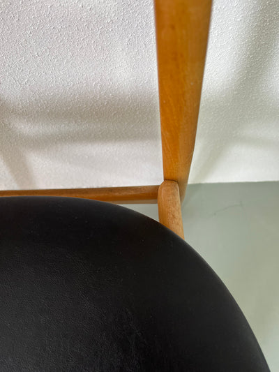 
                  
                    Vintage stoelen skai
                  
                