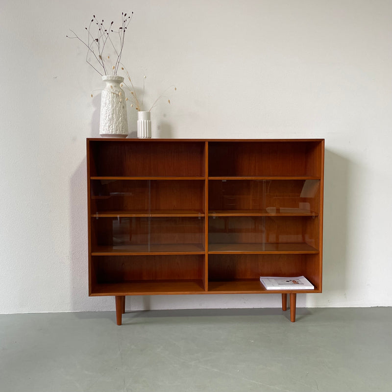 Teak boekenkast met glazen deurtjes