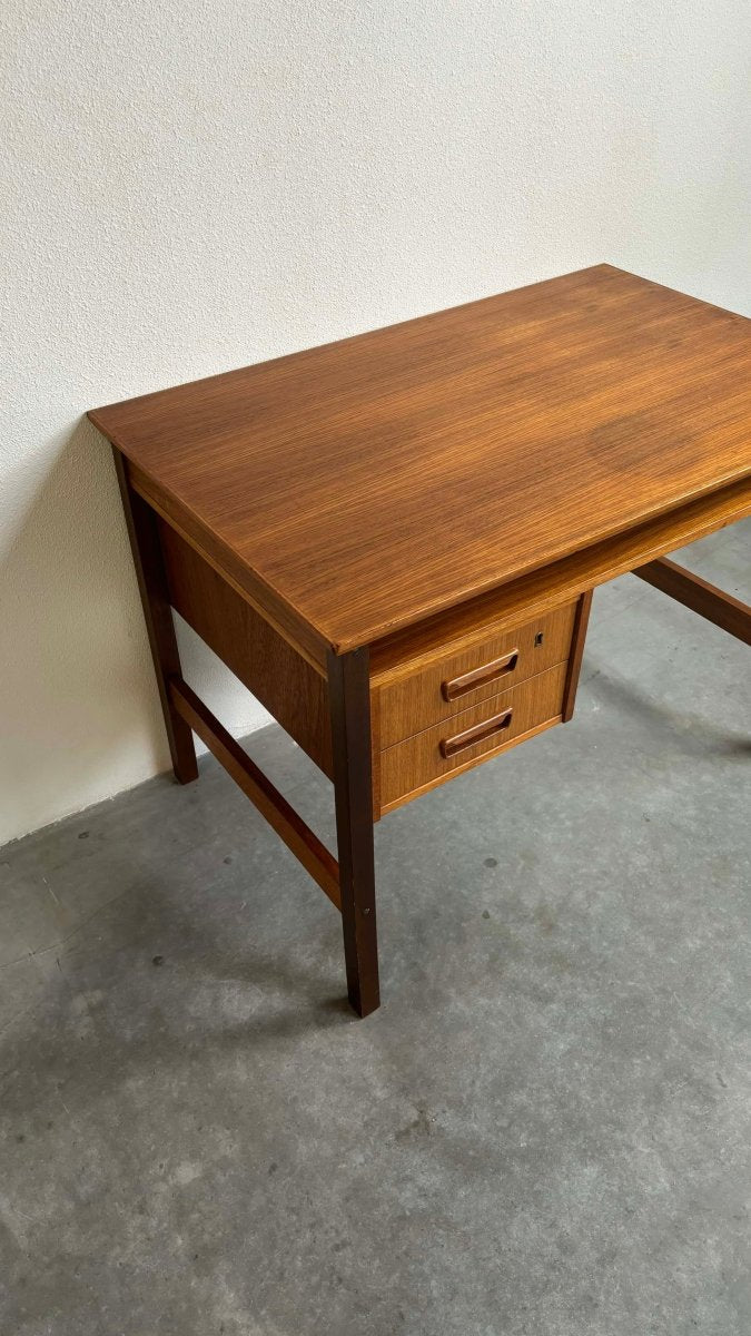 
                  
                    Klein “2-zijdig” bureau teak - LOUI.STORE
                  
                