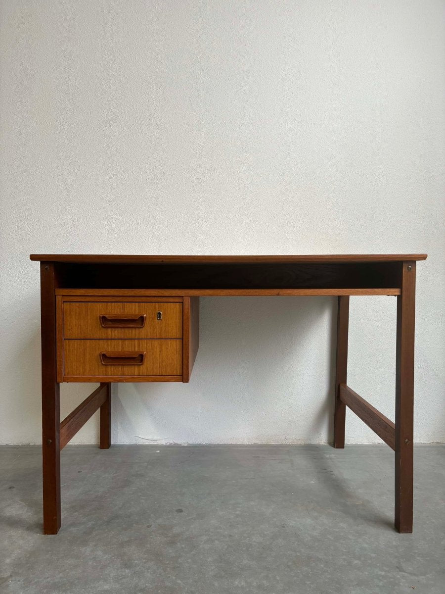 
                  
                    Klein “2-zijdig” bureau teak - LOUI.STORE
                  
                