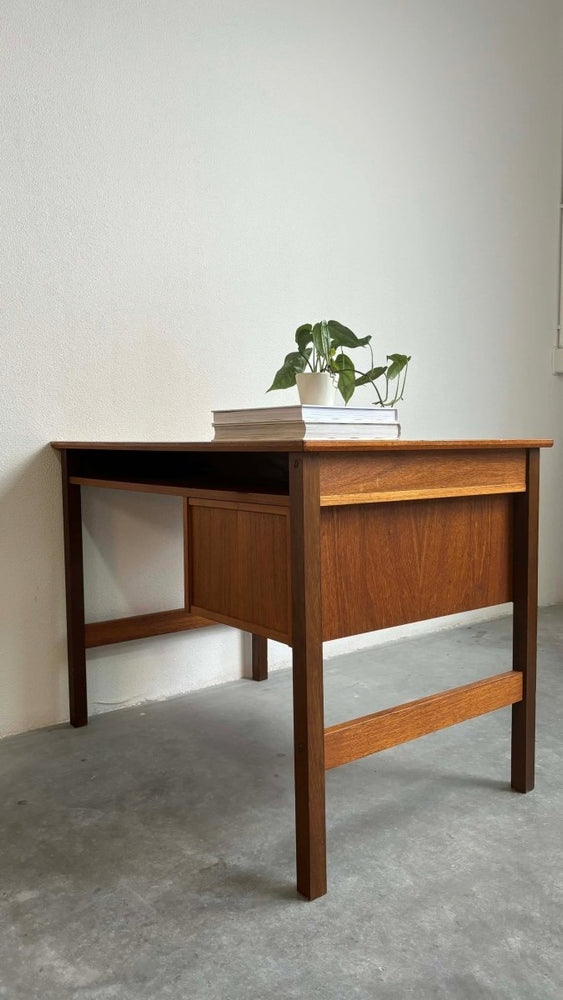 
                  
                    Klein “2-zijdig” bureau teak - LOUI.STORE
                  
                