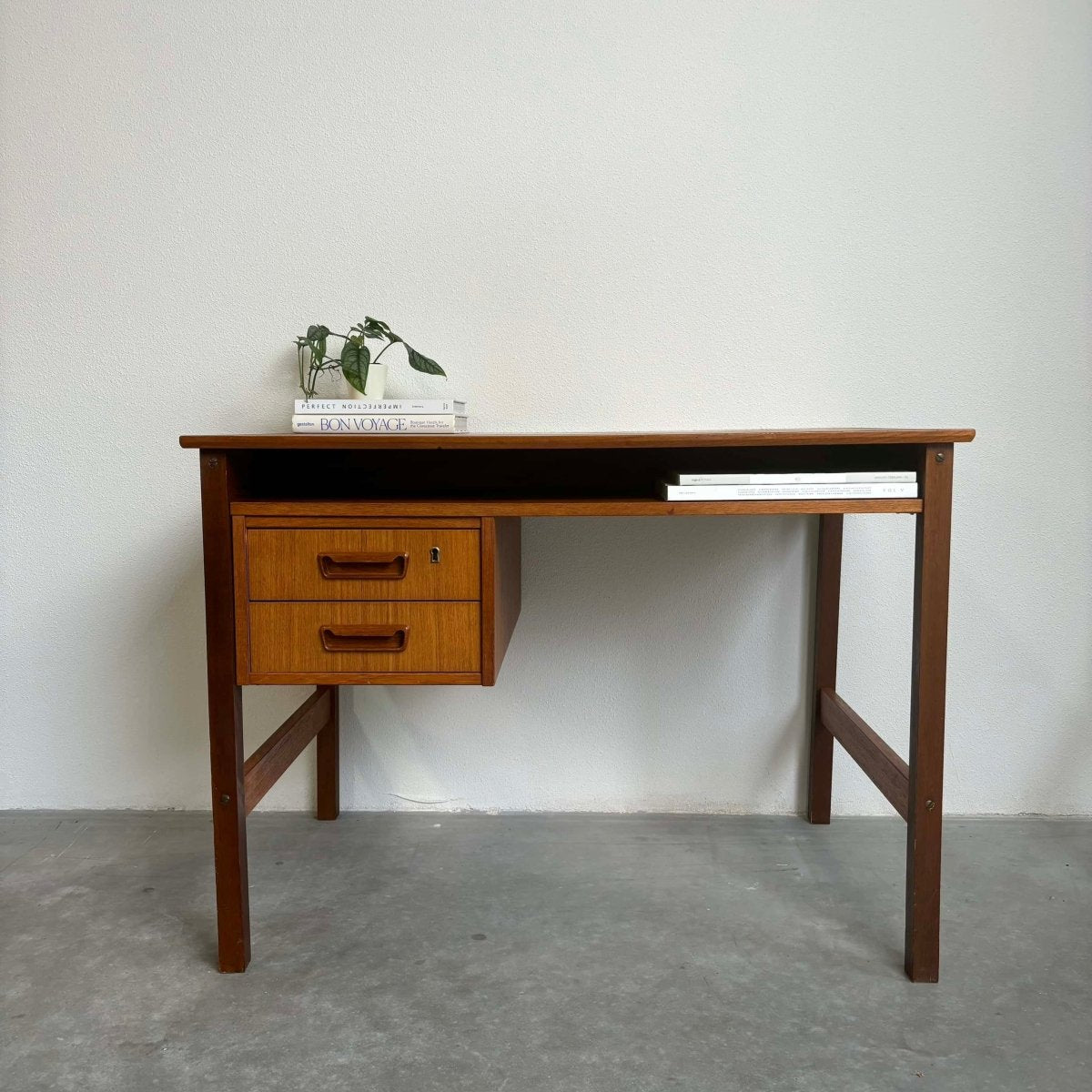 
                  
                    Klein “2-zijdig” bureau teak - LOUI.STORE
                  
                