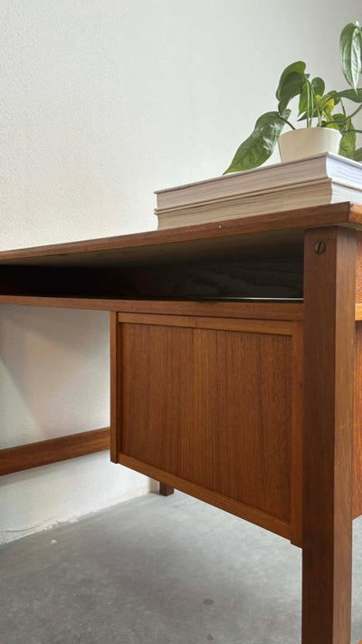 
                  
                    Klein “2-zijdig” bureau teak - LOUI.STORE
                  
                