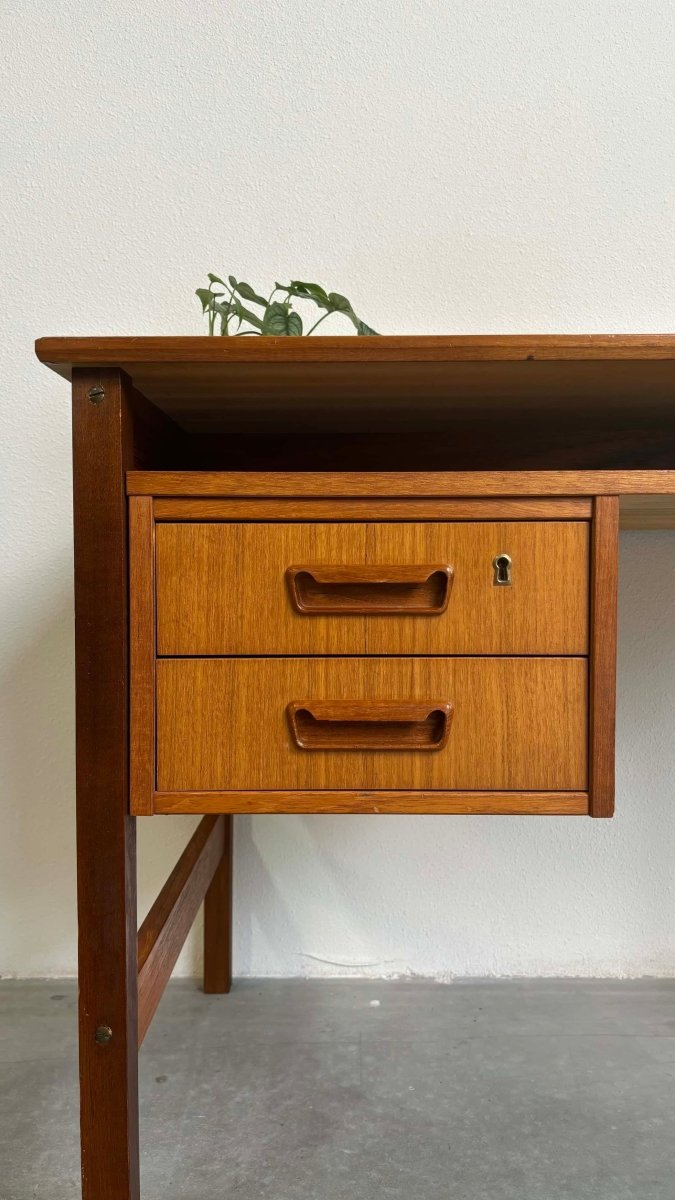 
                  
                    Klein “2-zijdig” bureau teak - LOUI.STORE
                  
                