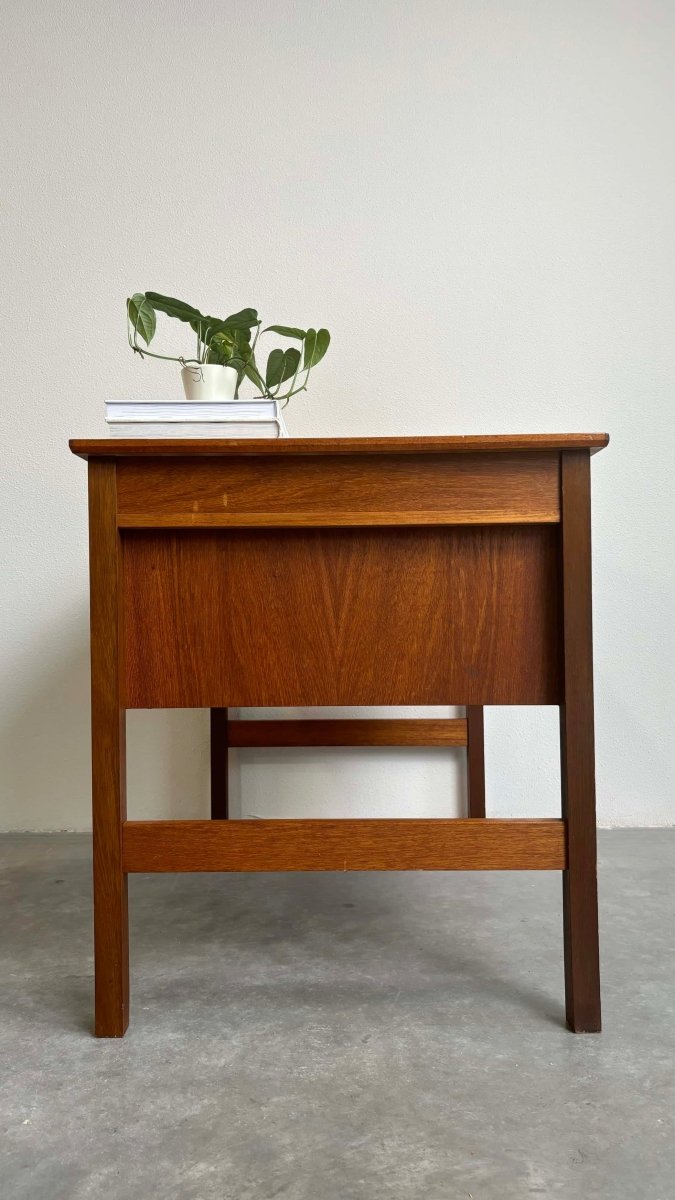 
                  
                    Klein “2-zijdig” bureau teak - LOUI.STORE
                  
                