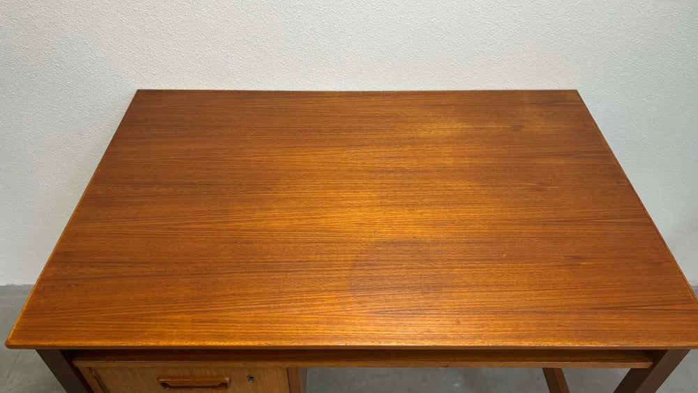 
                  
                    Klein “2-zijdig” bureau teak - LOUI.STORE
                  
                