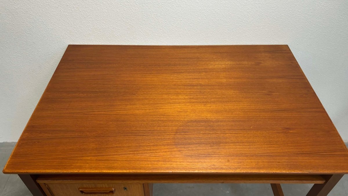 
                  
                    Klein “2-zijdig” bureau teak - LOUI.STORE
                  
                