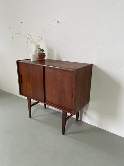 
                  
                    Klein sideboard schuifdeurtjes - LOUI.STORE
                  
                