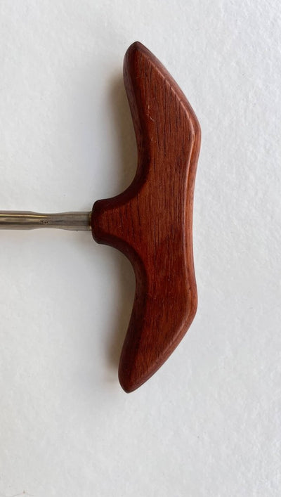 
                  
                    Kurkentrekker teak - LOUI.STORE
                  
                