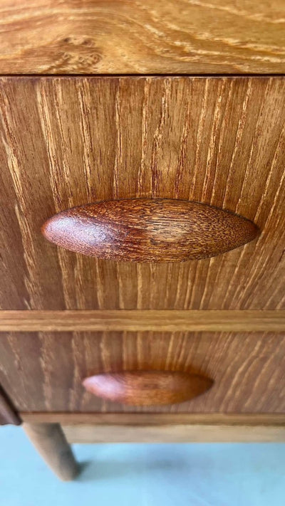 
                  
                    Ladekast + kaptafel in teak - LOUI.STORE
                  
                