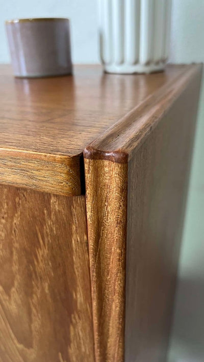 
                  
                    Ladekast + kaptafel in teak - LOUI.STORE
                  
                