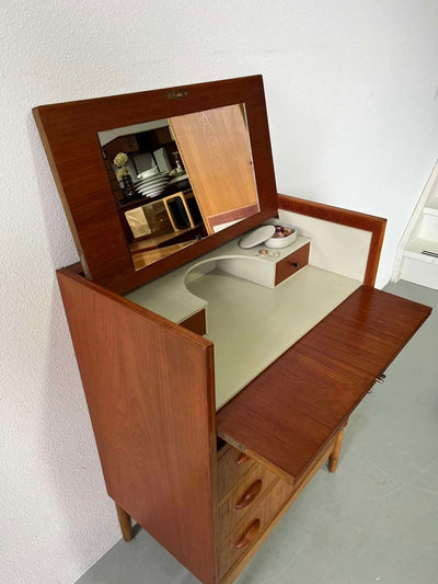 
                  
                    Ladekast + kaptafel in teak - LOUI.STORE
                  
                