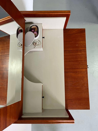 
                  
                    Ladekast + kaptafel in teak - LOUI.STORE
                  
                