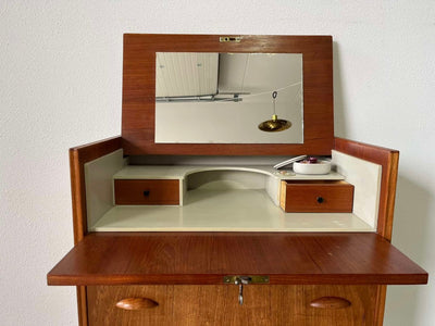 
                  
                    Ladekast + kaptafel in teak - LOUI.STORE
                  
                