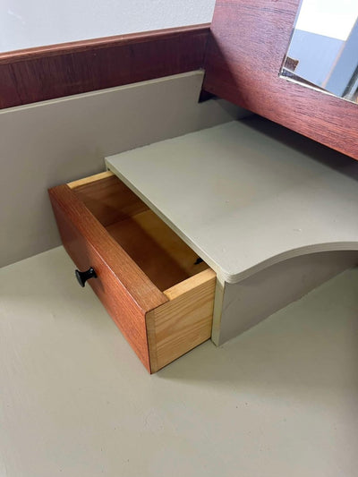 
                  
                    Ladekast + kaptafel in teak - LOUI.STORE
                  
                