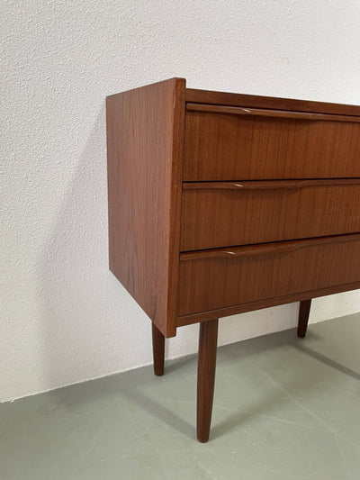 
                  
                    Ladekastje *3 in teak - LOUI.STORE
                  
                