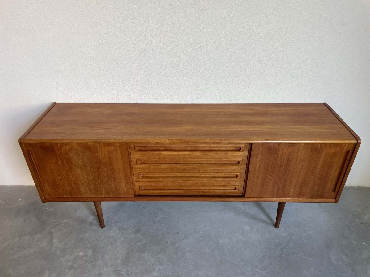 
                  
                    Lowboard teak 4 lades en schuifdeuren - LOUI.STORE
                  
                