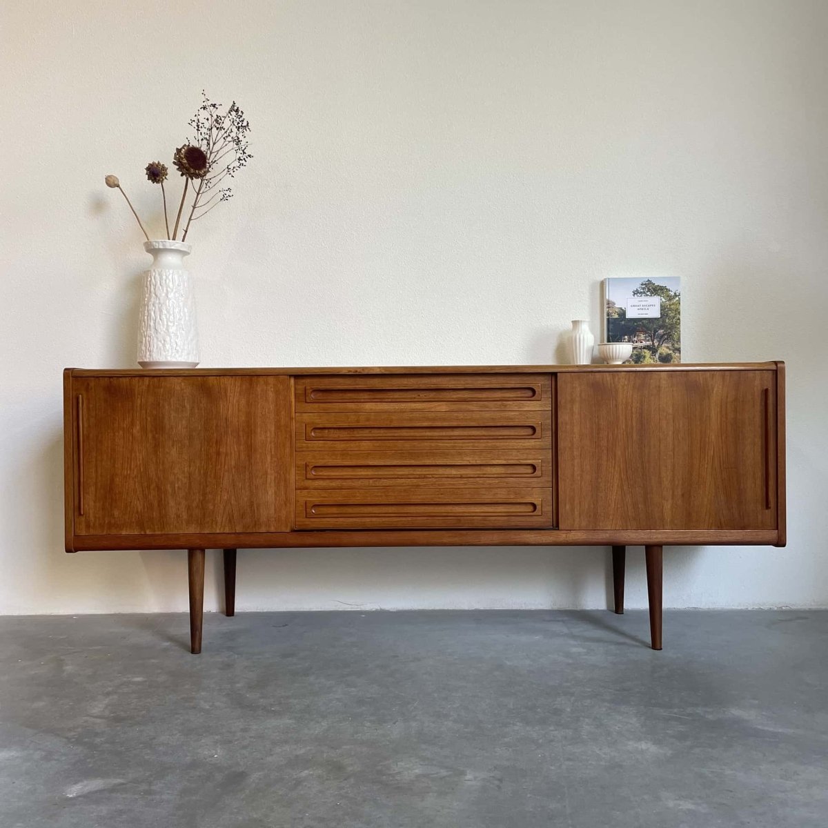 
                  
                    Lowboard teak 4 lades en schuifdeuren - LOUI.STORE
                  
                