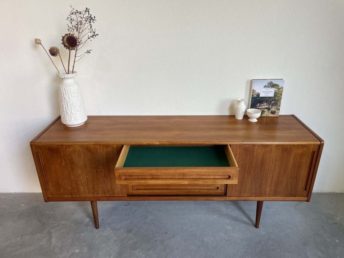 
                  
                    Lowboard teak 4 lades en schuifdeuren - LOUI.STORE
                  
                