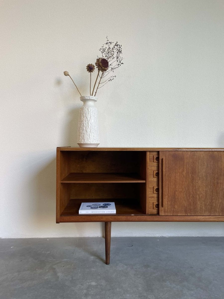 
                  
                    Lowboard teak 4 lades en schuifdeuren - LOUI.STORE
                  
                