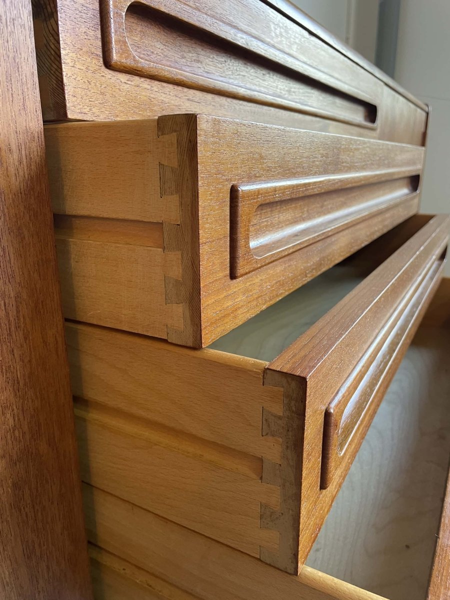 
                  
                    Lowboard teak 4 lades en schuifdeuren - LOUI.STORE
                  
                