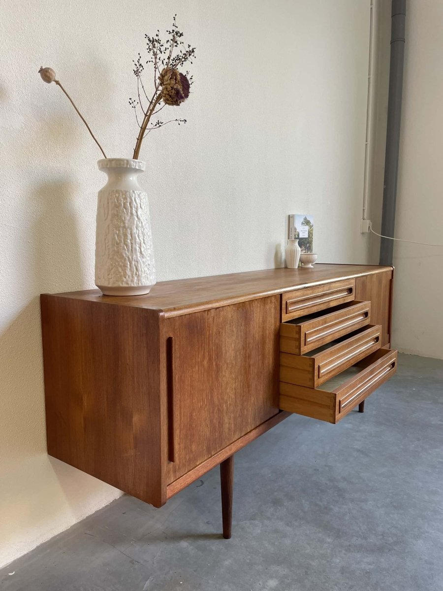 
                  
                    Lowboard teak 4 lades en schuifdeuren - LOUI.STORE
                  
                