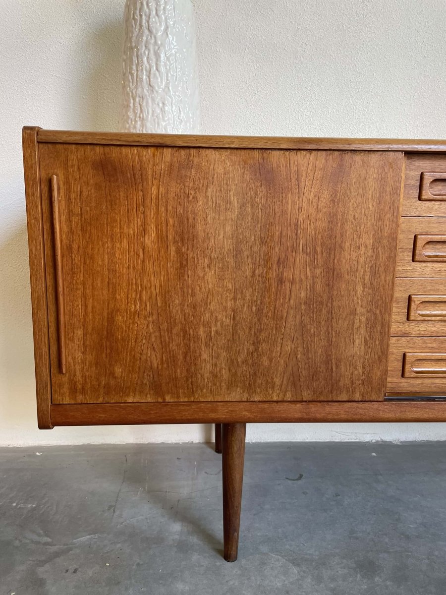 
                  
                    Lowboard teak 4 lades en schuifdeuren - LOUI.STORE
                  
                