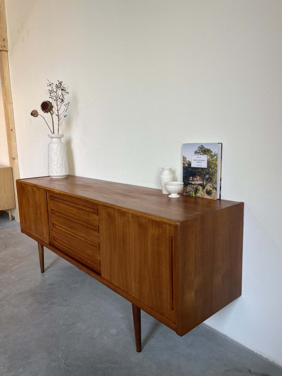 
                  
                    Lowboard teak 4 lades en schuifdeuren - LOUI.STORE
                  
                