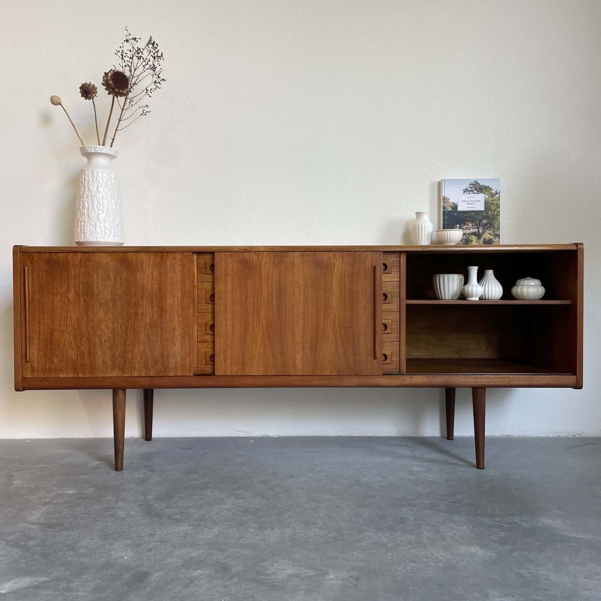 
                  
                    Lowboard teak 4 lades en schuifdeuren - LOUI.STORE
                  
                