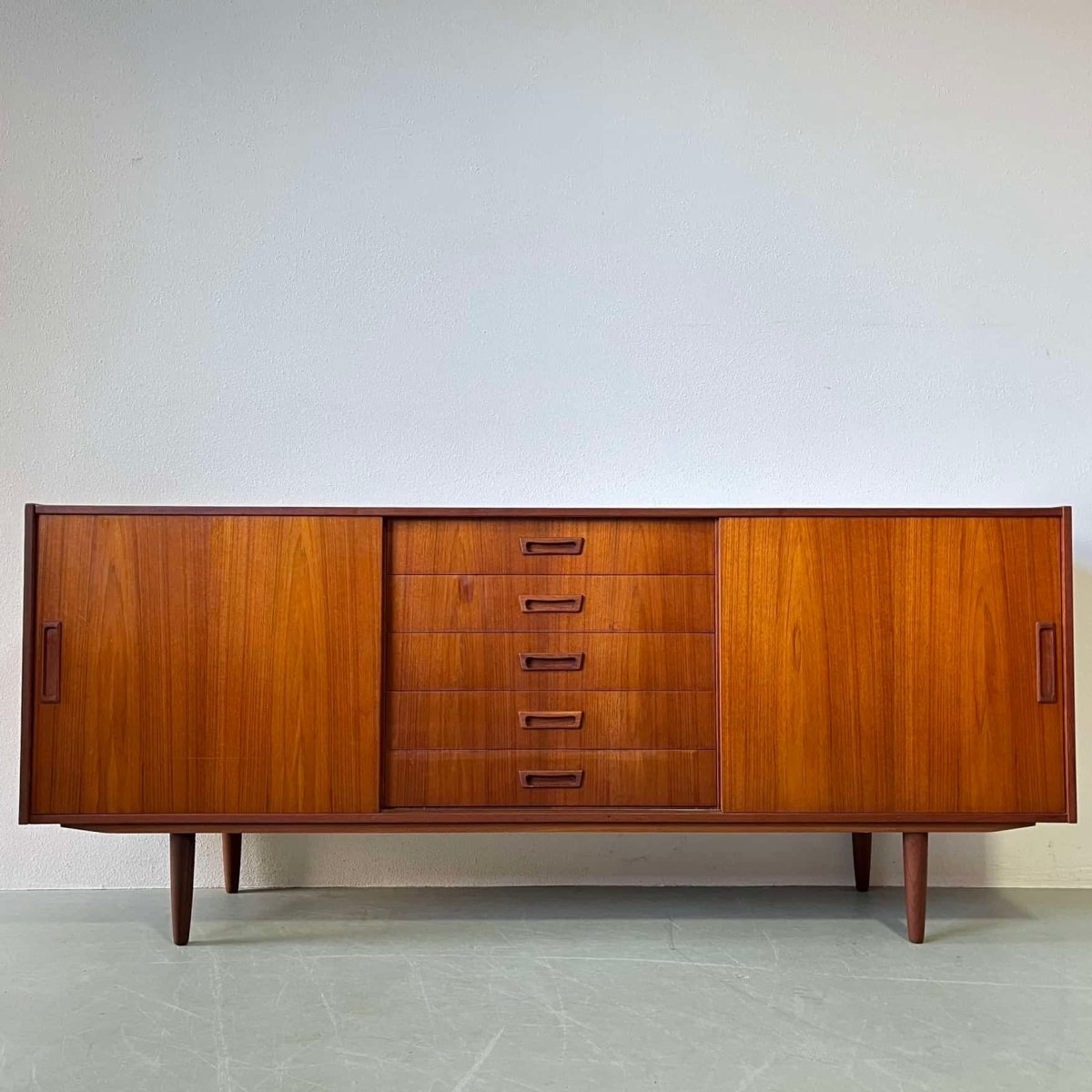 
                  
                    Lowboard teak Vemb Møbelfabrik - LOUI.STORE
                  
                