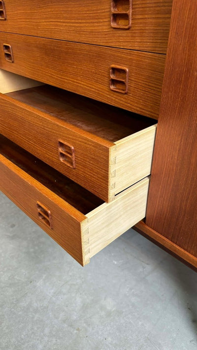 
                  
                    Lowboard teak vierkant handvat - LOUI.STORE
                  
                