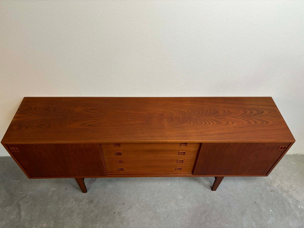 
                  
                    Lowboard teak vierkant handvat - LOUI.STORE
                  
                
