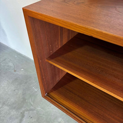 
                  
                    Lowboard teak vierkant handvat - LOUI.STORE
                  
                