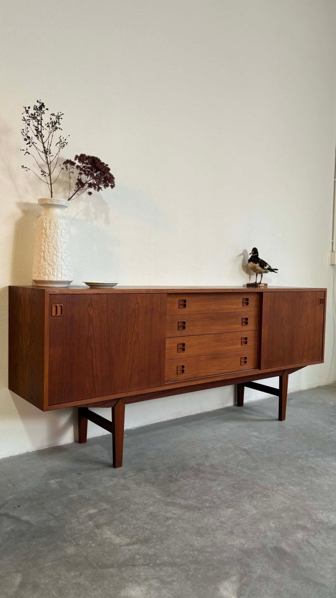 
                  
                    Lowboard teak vierkant handvat - LOUI.STORE
                  
                